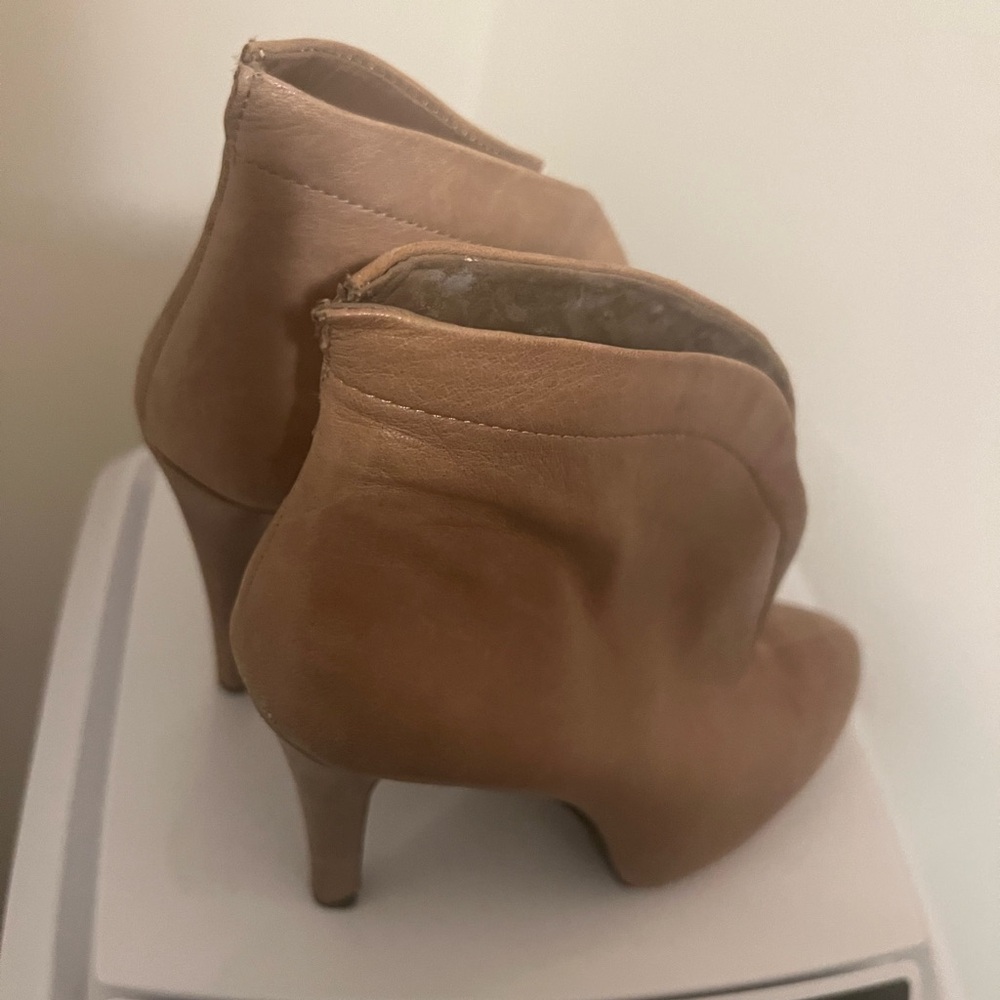 Jessica Simpson tan size 8
